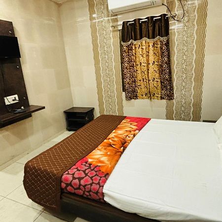 Hotel Shree Nath - 200 Meters From Dwarkadhish Temple Buitenkant foto