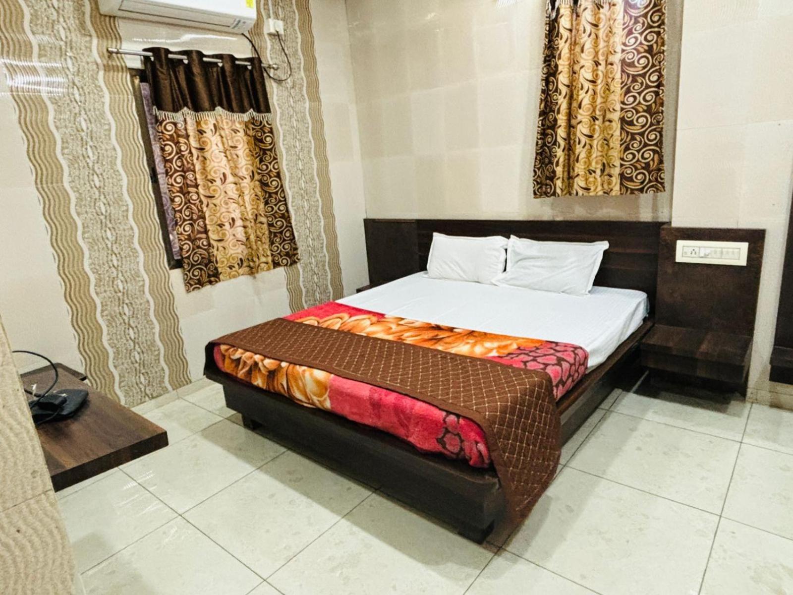 Hotel Shree Nath - 200 Meters From Dwarkadhish Temple Buitenkant foto